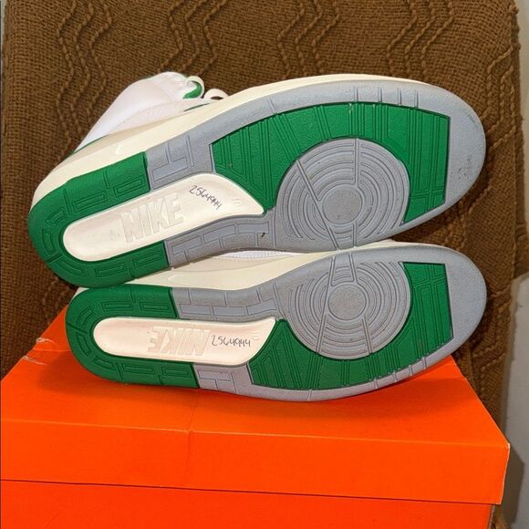 Jordan Sneakers White and Green - Picture 9 of 11